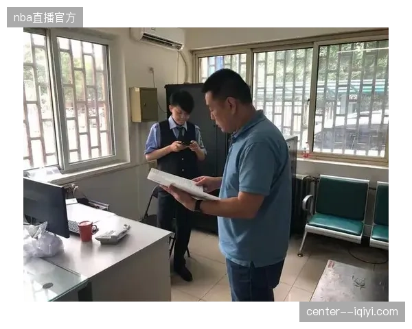 世界杯场馆安防调度系统监测到人流峰值时如何自动触发疏散预案